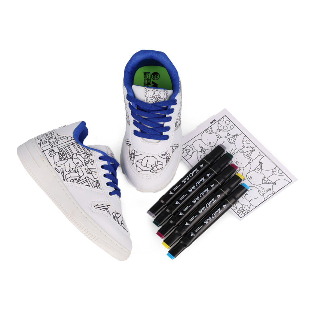 Tênis infantil branco com cadarço azul royal e canetas para personalização, visto de cima lado a lado